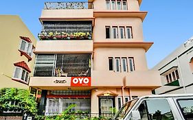 Hotel O Avi Gust House