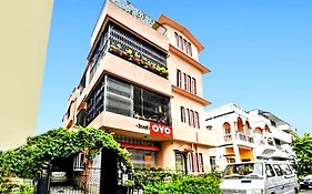 Hotel O Avi Gust House